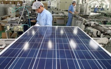 Superconcentração de suprimento para solar na China acende alerta. Na imagem: Trabalhadores asiáticos, com traços orientais, do sexo masculino, em linha de montagem de módulos fotovoltaicos na China (Foto: Divulgação Jinko Solar)