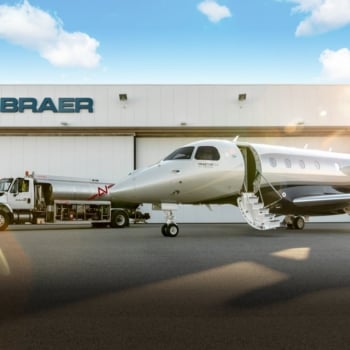 Embraer e Raízen firmam acordo para produção de combustível de aviação sustentável. Na imagem, jato executivo da Embraer abastecendo com SAF