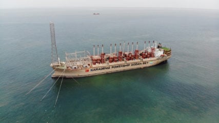 Justiça suspende instalação de termelétricas flutuantes da Karpowership por falta de documentação sobre impactos ambientais. Na imagem, Powership da KPS em Doğanbey, na Turquia (Foto: Divulgação/KPS)