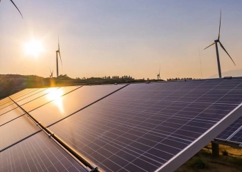 Descarbonização do setor de energia no Brasil. Na imagem, painéis solares e torres eólicas (Foto: Hydro/Divulgação)