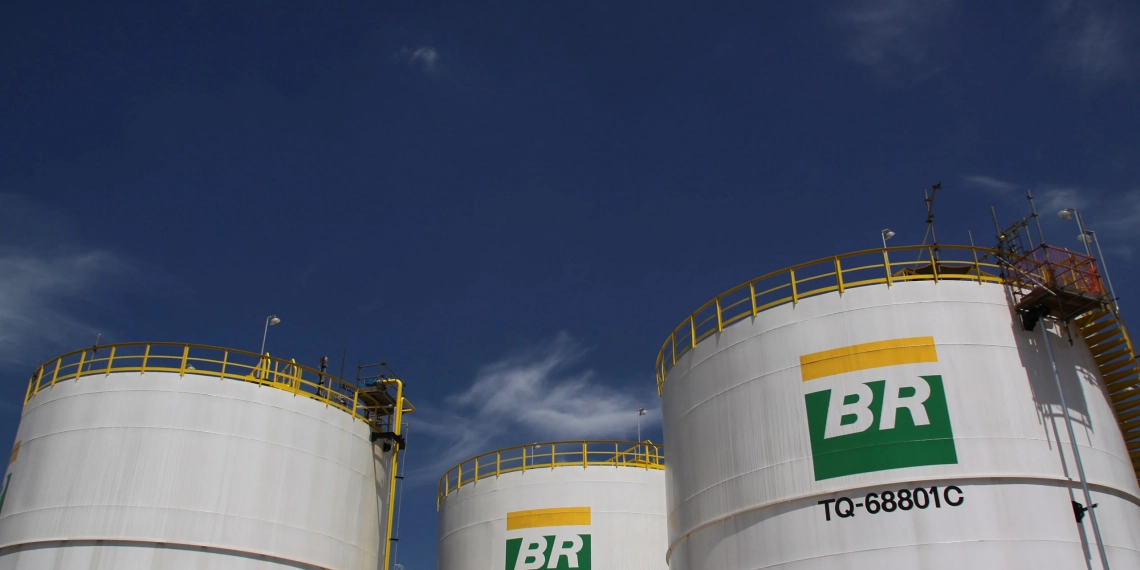 Petrobras e líderes do mercado reagem contra plano da ANP para aumentar estoque de diesel. Na imagem, tanques da Refinaria Henrique Lage (Revap) (Foto: Geraldo Falcão/Agência Petrobras)