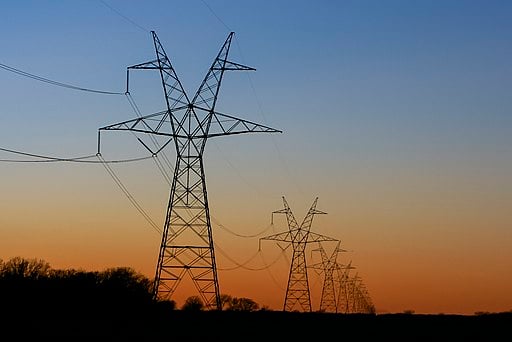 Preço por oferta: chegamos a este nível de maturidade no mercado? Na imagem: Foto à contraluz de sequência de torres de transmissão de energia, no Leste do Texas (EUA), durante pôr do sol com gradação na coloração do céu do azul para o laranja (Foto: Matthew T Rader)