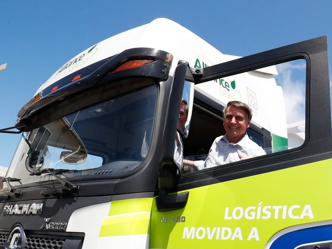 Governo corre para regulamentar novos benefícios da PEC das Bondades. Na imagem, caminhão com porta aberta e dentro o presidente da república, Jair Bolsonaro (Foto: Alan Santos/PR)