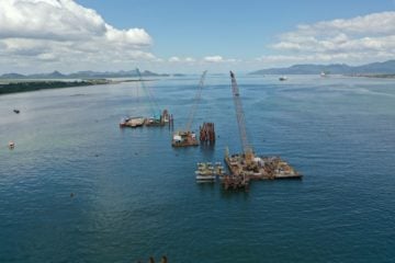 Terminal de GNL de SC atrasa e indefinição sobre supridor preocupa indústria local. Na imagem, obras do terminal TGS, da New Fortress Energy, na Baía de Babitonga, em Santa Catarina (Foto: Divulgação)