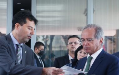 Ministros Adolfo Sachsida (esquerda) e Paulo Guedes (direita) são defensores da privatização do óleo da União (Foto: MME)