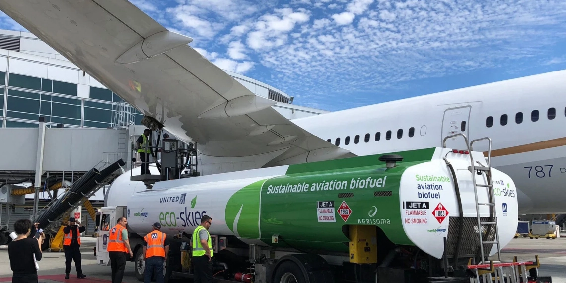 Combustível do Futuro: SAF vai precisar de hidrogênio verde, não fóssil. Na imagem: Biocombustível de aviação abastece aeronave da United no Aeroporto Internacional de São Francisco, nos EUA (Foto: Divulgação)