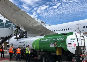 Combustível do Futuro: SAF vai precisar de hidrogênio verde, não fóssil. Na imagem: Biocombustível de aviação abastece aeronave da United no Aeroporto Internacional de São Francisco, nos EUA (Foto: Divulgação)