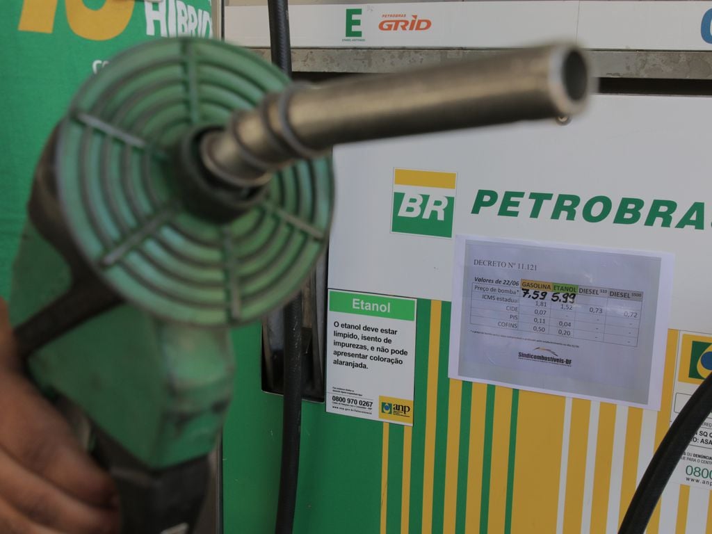 Bomba combustível em posto da Petrobras (Foto: Fabio Rodrigues Pozzebom/Agência Brasil)