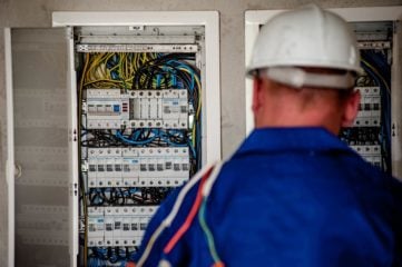 Indústria quer investir em eficiência, mas custo ainda é barreira. Na imagem, eletricista trabalha em quadro de disjuntores (Foto: Michal Jarmoluk/Pixabay)