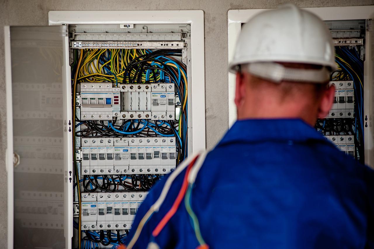 Indústria quer investir em eficiência, mas custo ainda é barreira. Na imagem, eletricista trabalha em quadro de disjuntores (Foto: Michal Jarmoluk/Pixabay)