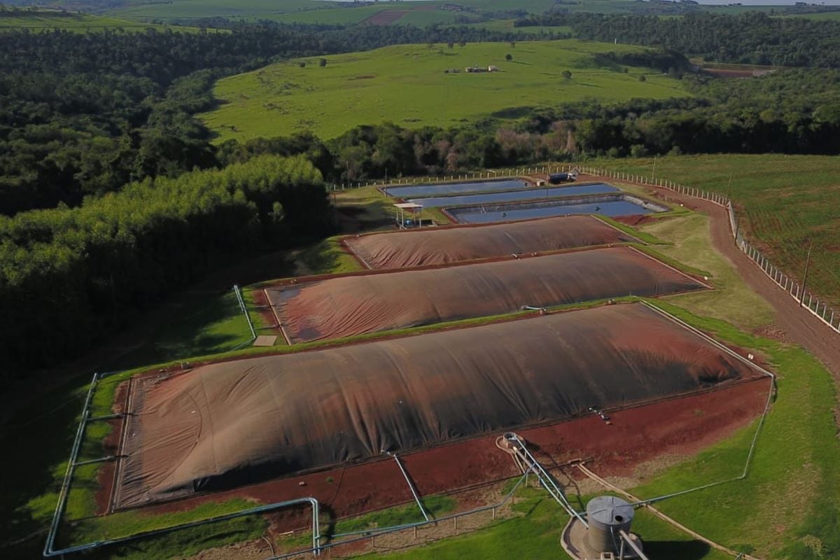 Bioenergia está longe do necessário para net zero. Na imagem, EnerDinBo, primeira usina híbrida de biogás e geração fotovoltaica em grande escala do Brasil, localizada em Ouro Verde do Oeste, Paraná (Foto: Alessandro Vieira/Sedest)