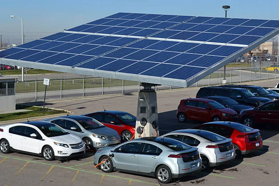 Quem são os consumidores da eletromobilidade nos EUA? Na imagem: estação carrega bateria de veículos elétricos com energia solar fotovoltaica (Foto: Divulgação/Envision Solar)