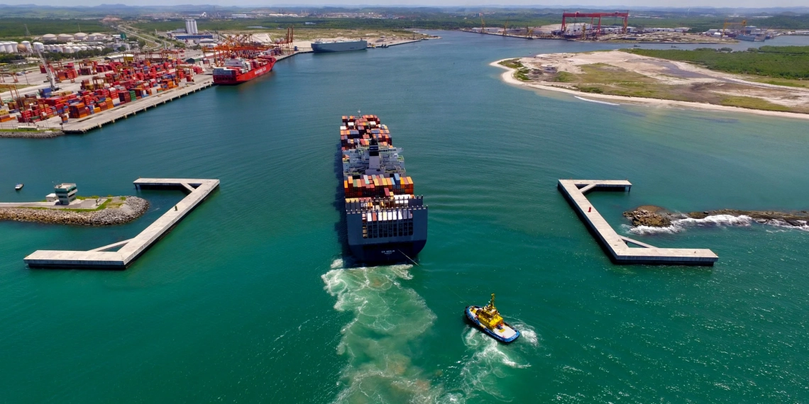 Suape aprova 1º projeto de hidrogênio verde da Qair no Brasil. Na imagem, navio cargueiro entrando no Porto de Suape, em Pernambuco (Foto: Divulgação)