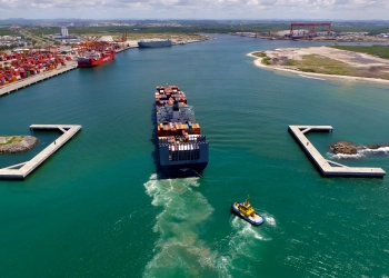 Suape aprova 1º projeto de hidrogênio verde da Qair no Brasil. Na imagem, navio cargueiro entrando no Porto de Suape, em Pernambuco (Foto: Divulgação)