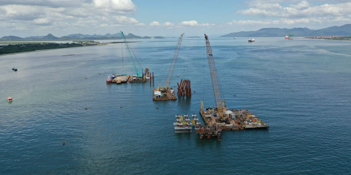 Na imagem, obras do terminal TGS, da New Fortress Energy, na Baía de Babitonga, em Santa Catarina (Foto: Divulgação)