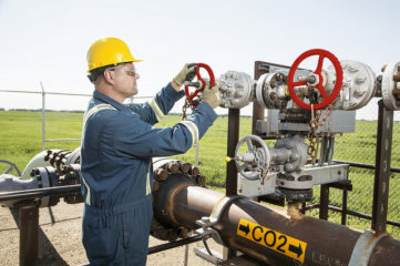 Os três pilares fundamentais para que projetos de CCS decolem. Na imagem, operador trabalha no gasoduto de CO₂ do projeto Quest, perto de Fort Saskatchewan (nordeste de Edmonton), Alberta (Foto: Cortesia Shell)