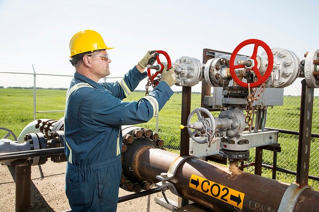 Os três pilares fundamentais para que projetos de CCS decolem. Na imagem, operador trabalha no gasoduto de CO₂ do projeto Quest, perto de Fort Saskatchewan (nordeste de Edmonton), Alberta (Foto: Cortesia Shell)