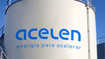 Acelen reclama que paga mais por petróleo brasileiro. Na imagem: Tanque de armazenamento de combustível, na cor branca, com nome "Acelen" escrito em azul, na refinaria de Mataripe na Bahia, comprada pela Acelen da Petrobras (Foto: Divulgação)