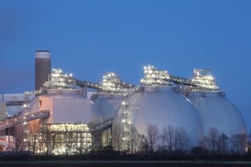 Reino Unido quer ofertar mais bioenergia associada a captura de carbono. Na imagem: Usina de Drax, em Yorkshire, na Inglaterra, realiza captura e armazenamento de carbono de bioenergia (BECCS) para capturar até 1 tonelada de CO₂ diariamente (Foto: Drax/Divulgação)