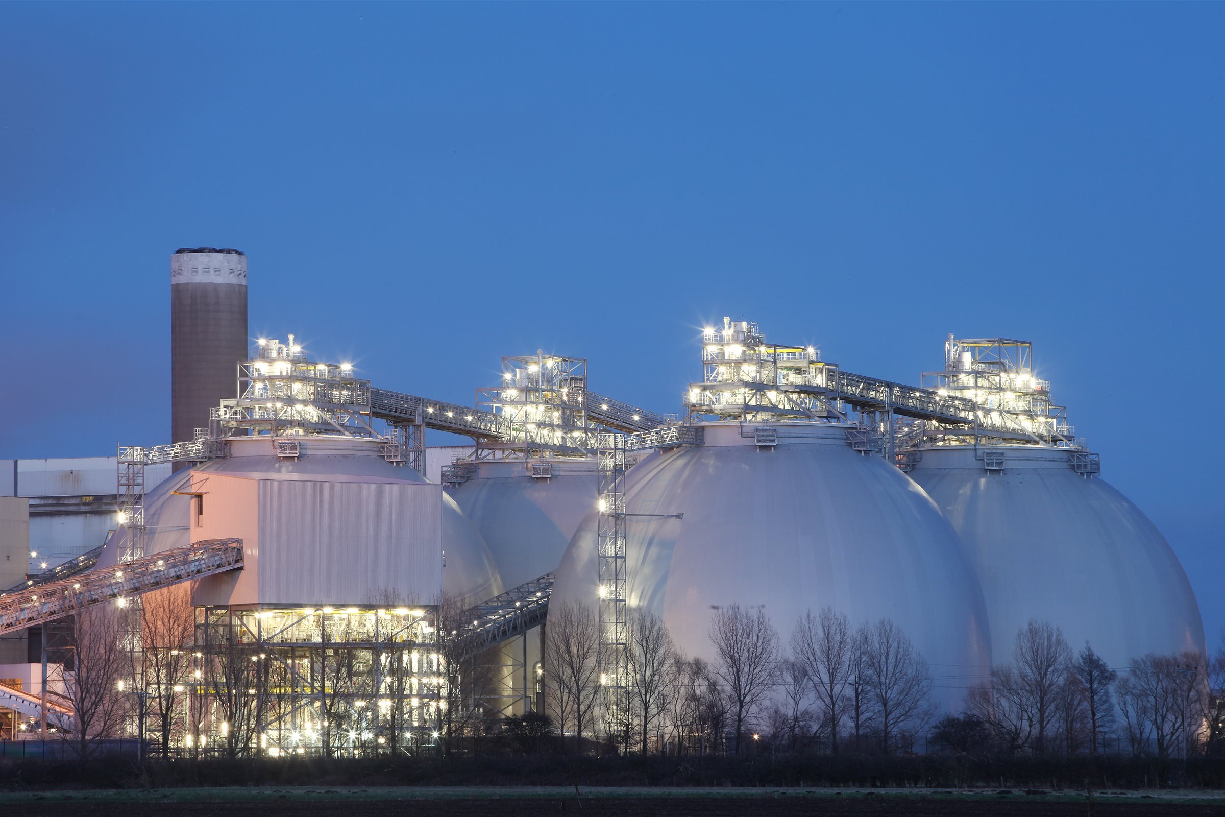 Reino Unido quer ofertar mais bioenergia associada a captura de carbono. Na imagem: Usina de Drax, em Yorkshire, na Inglaterra, realiza captura e armazenamento de carbono de bioenergia (BECCS) para capturar até 1 tonelada de CO₂ diariamente (Foto: Drax/Divulgação)