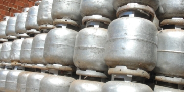 GLP mais caro que o importado entra na mira do STF. Na imagem: Botijões reciclados de 13 kg de GLP, o gás de cozinha, empilhados e enfileirados (Foto Marcelo Casal/Agência Brasil)