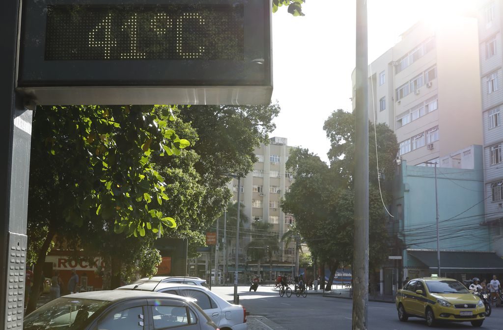 Financiamento climático de países ricos ainda abaixo dos US$ 100 bilhões. Na imagem, termômetro de rua registra onda de calor no Rio de Janeiro em março de 2022 (Foto: Fernando Frazão/Agência Brasil)