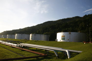 O que diz o projeto do governo de livre acesso aos dutos e terminais. Na imagem: Tanques de armazenamento de combustíveis em planta da Transpetro (Foto: Divulgação)