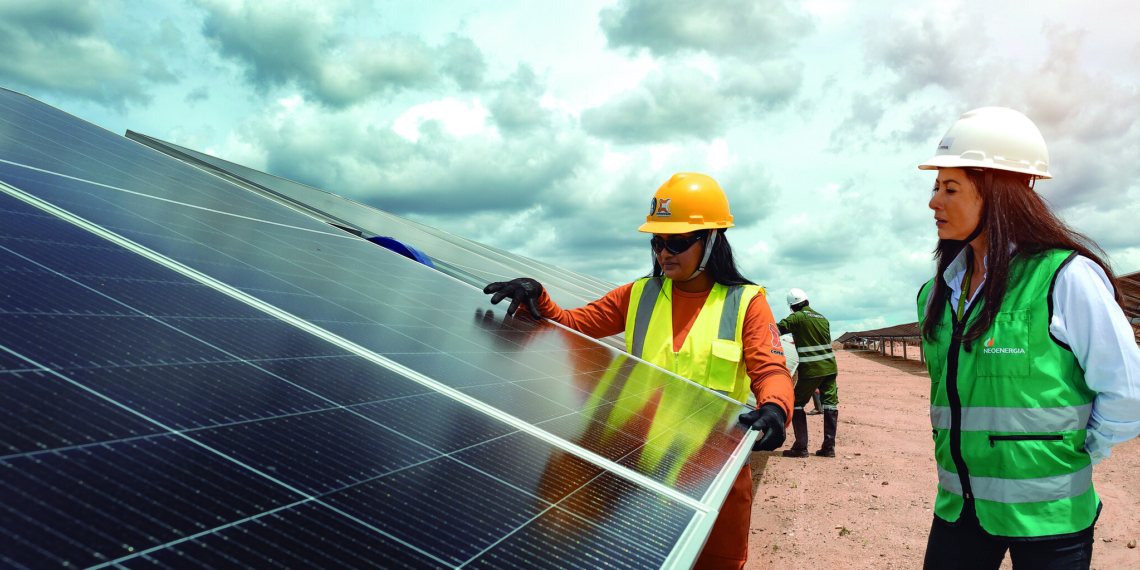 Indústria solar é a que mais emprega mulheres no setor de energia. Na imagem: Duas mulheres instalam placas solares fotovoltaicas (Foto Divulgação Neoenergia)