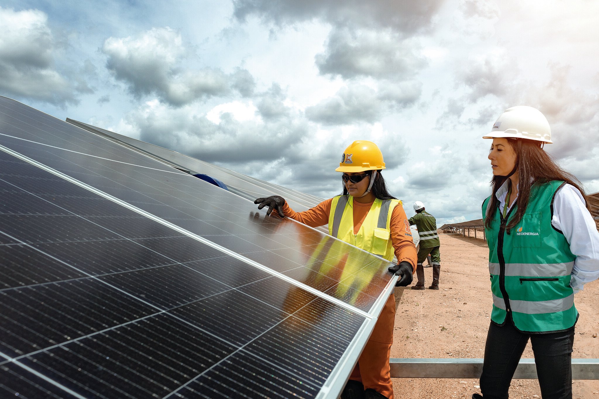 Indústria solar é a que mais emprega mulheres no setor de energia. Na imagem: Duas mulheres instalam placas solares fotovoltaicas (Foto Divulgação Neoenergia)