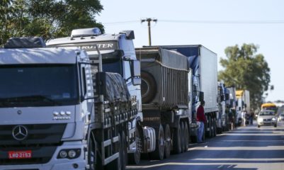 Caminhoneiros param em rodovia em protesto contra os preços do diesel, em 2018 (Foto: Marcelo Camargo/Agência Brasil)