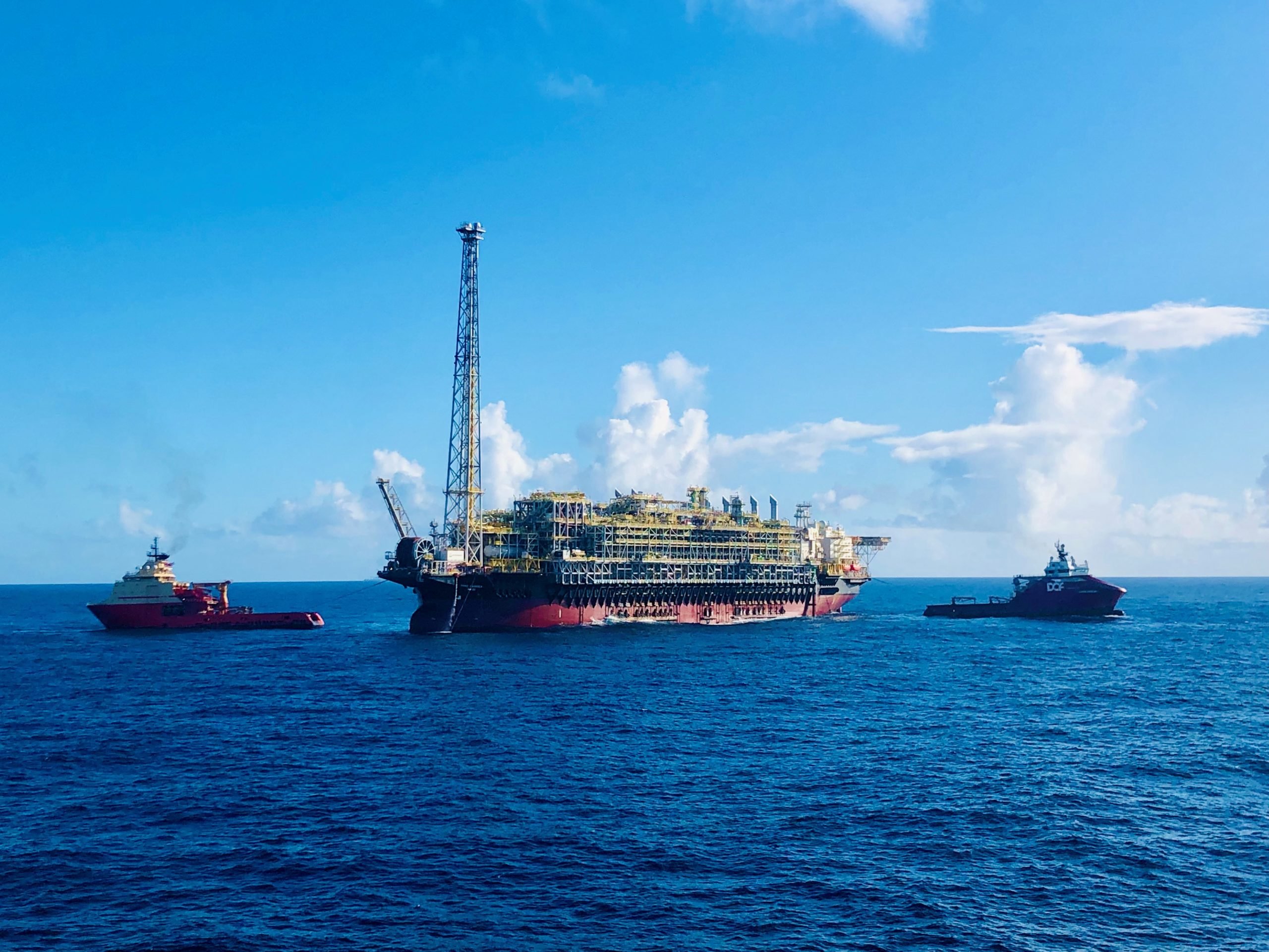 Brasil precisa avançar com marco da captura de carbono para atrair investimentos. Na imagem, navio-plataforma FPSO Carioca no campo de Sépia, no pré-sal da Bacia de Santos (Foto: Bram Titan/Agência Petrobras)