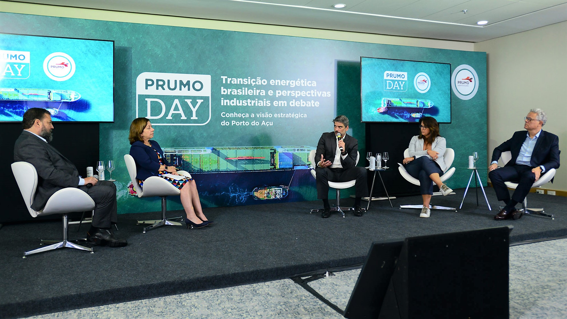 Felipe Maciel (epbr), Ieda Gomes, Bernardo Perseke (GNA), Verônica Coelho (Equinor), Victor Bomfim (Vast), durante o Prumo Day (Steferson Faria, agência epbr)