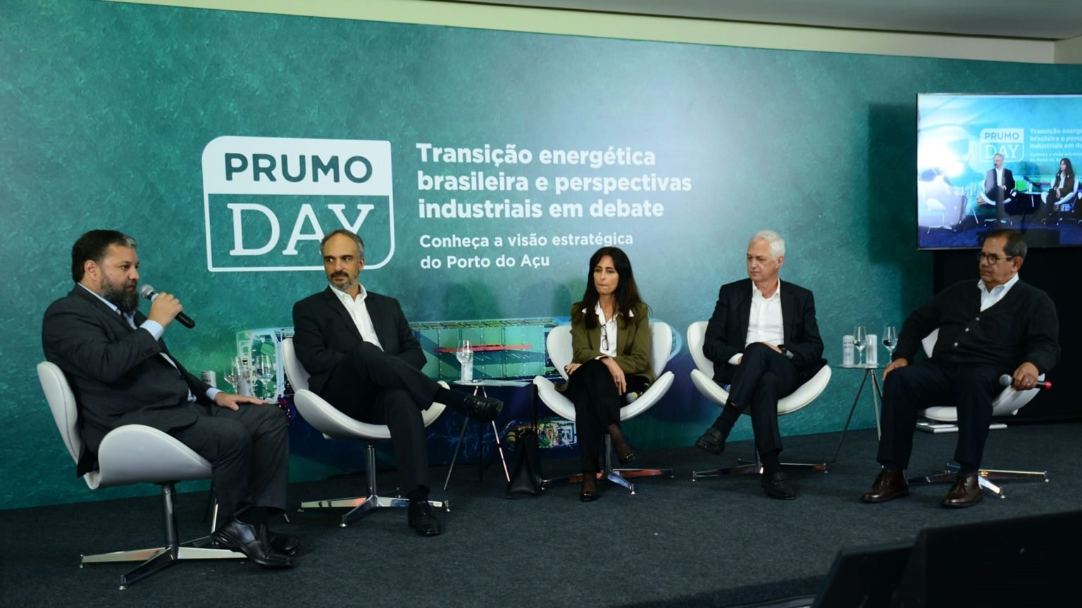 De vilão a mocinho: o desafio da descarbonização da produção do aço. Na imagem, Felipe Maciel (epbr), José Firmo (Porto do Açu), Solange Vieira (BNDES), Albano Vieira e Marcelo Chara (Ternium Brasil), no Prumo Day (Foto: Steferson Faria/agência epbr)