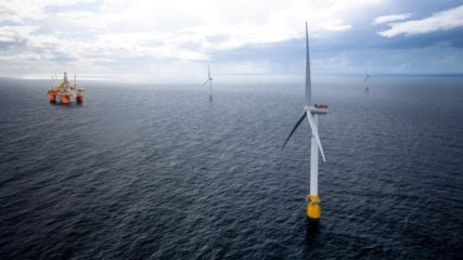 Geração eólica offshore é capaz de reduzir impactos do óleo e gás. Na imagem, Hywind Tampen, usina eólica offshore da Equinor na Noruega (Foto: Divulgação)