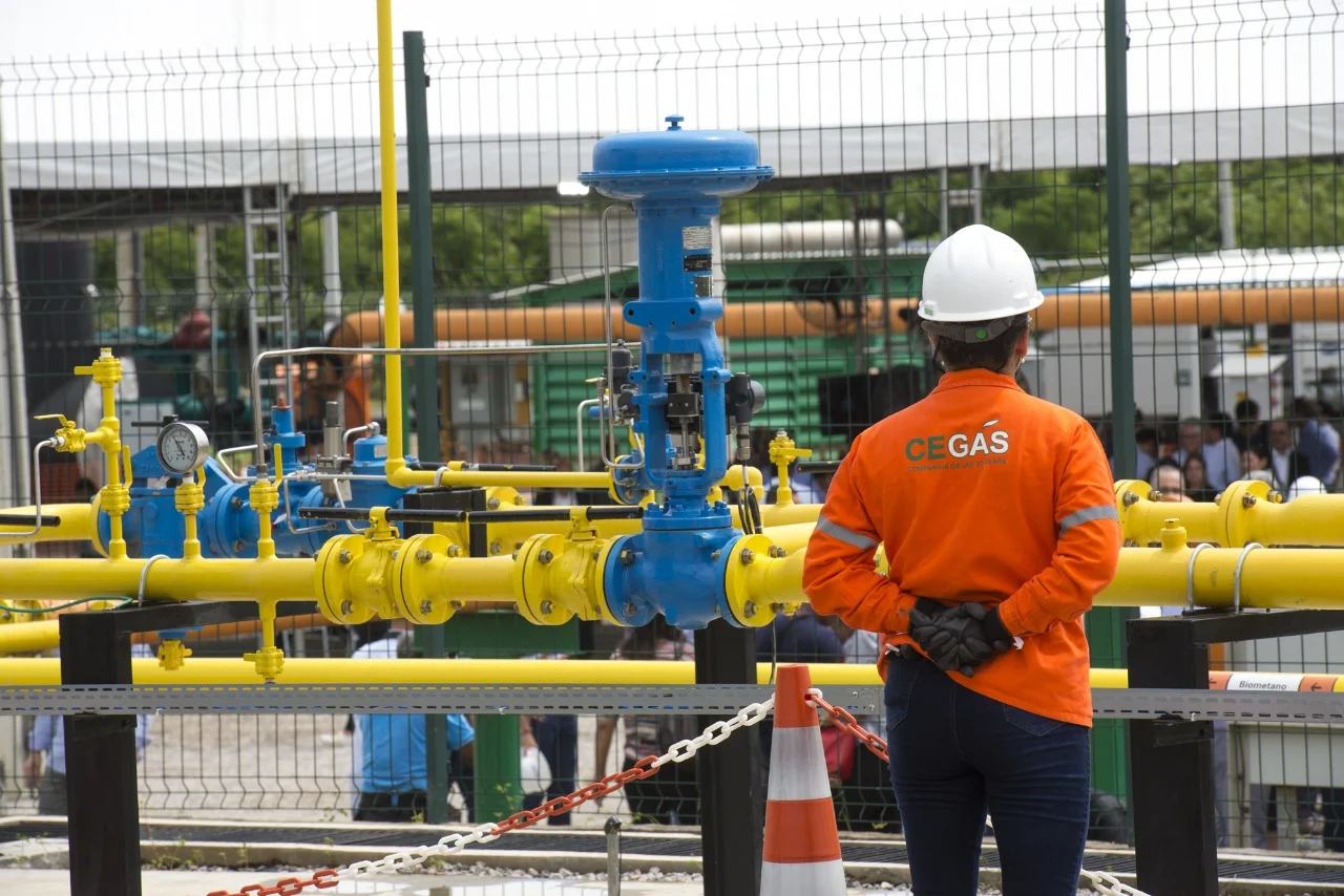 Shell fecha contrato de cinco anos para fornecer gás natural à Cegás. Na imagem, instalações da Cegás, distribuidora de gás canalizado no Ceará; com trabalhadora uniformizada em primeiro plano (Foto: Divulgação)