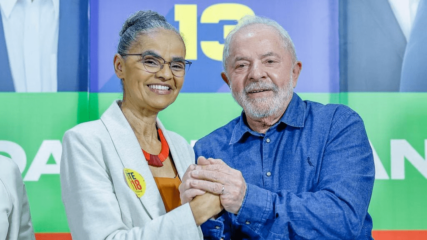 Programa de Lula deve incluir meta de carbono em leilões de energia. Na imagem, Marina Silva entrega propostas ambientais e climáticas para a campanha de Lula (Foto: Ricardo Stuckert/Reprodução)