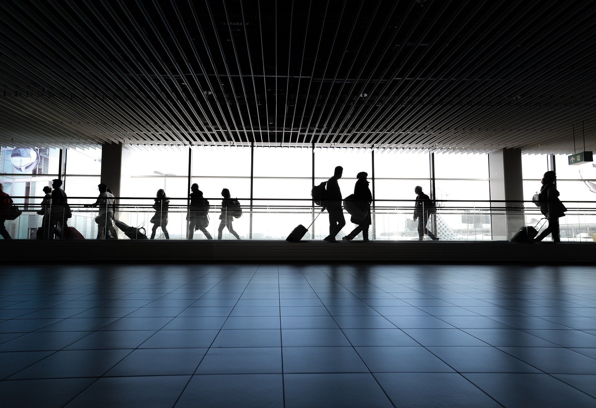 Estudo do ICCT propõe taxa sobre viajantes frequentes como solução para ajudar a pagar a conta da descarbonização da aviação civil até 2050. Na imagem, passageiros no saguão do aeroporto (Foto: Rudy and Peter Skitterians/Pixabay)