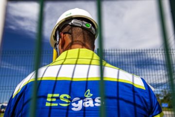 Galp assina, com ES Gás, seu 3º contrato de longo prazo para venda de gás no Brasil. Na imagem: Trabalhador da ES Gás, fotografado de costas, com uniforme azul, com faixas de proteção amarelas fluorescente, e capacete de proteção branco (Foto: Divulgação)