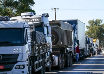 EPE mais otimista com demanda por combustíveis. Na imagem, caminhoneiros param em rodovia em protesto contra os preços do diesel, em 2018 (Foto: Marcelo Camargo/Agência Brasil)