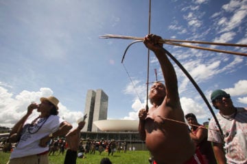 Nova legislatura agrava inclinação antiambiental. Na imagem, indígenas de várias regiões do Brasil fazem manifestação em frente ao Congresso Nacional (Foto: André Corrêa/Agência Senado)