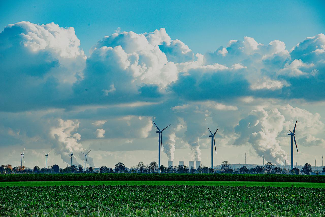 O fim do romantismo energético. Na imagem, parque eólico e ao fundo usina termelétrica (Foto: Siegfried Poepperl/Pixabay)