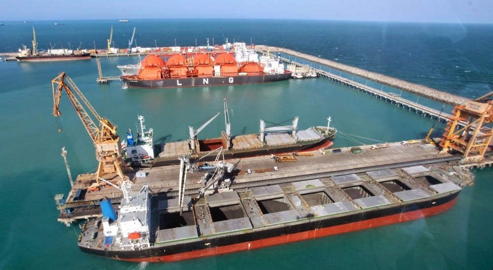 Desafios para a regulação do acesso de terceiros a terminais de GNL. Na imagem: Visão aérea de estruturas e embarcações atracadas em terminal de regaseificação de GNL do Pecém (Foto: Divulgação Petrobras)