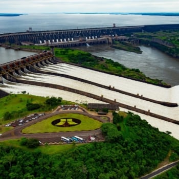 Vista do reservatório e barragem da usina hidrelétrica de Itaipu Binacional (Foto Divulgação)