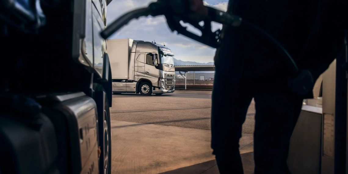 Subsídio a combustíveis fósseis no Brasil alcançou R$ 118,2 bi em 2021. Na imagem: Foto à contraluz de frentista abastecendo caminhão com óleo diesel (Foto: Divulgação Volvo)