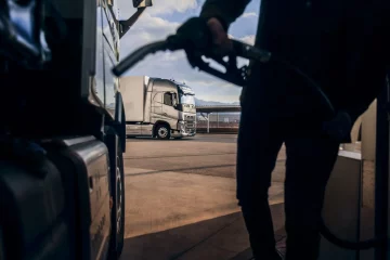 Subsídio a combustíveis fósseis no Brasil alcançou R$ 118,2 bi em 2021. Na imagem: Foto à contraluz de frentista abastecendo caminhão com óleo diesel (Foto: Divulgação Volvo)