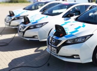 Emissões de CO2 da energia desaceleram em 2022 com expansão de renováveis e veículos elétricos. Na imagem, veículos elétricos da Nissan carregando (Foto: Nerijus Jakimavičius/Pixabay)