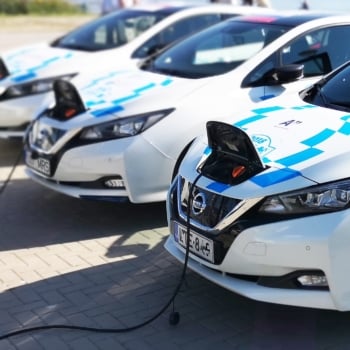 Emissões de CO2 da energia desaceleram em 2022 com expansão de renováveis e veículos elétricos. Na imagem, veículos elétricos da Nissan carregando (Foto: Nerijus Jakimavičius/Pixabay)