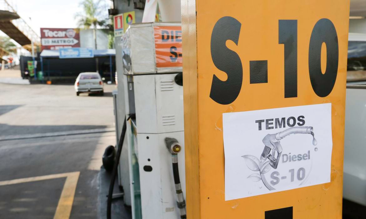 IBP eleva projeção de déficit de diesel para mês de outubro. Na imagem: Bomba de diesel S-10 em posto de combustíveis (Foto: Fabio Rodrigues Pozzebom/Agência Brasil)