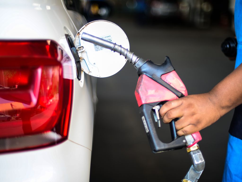 Combustíveis ficam mais caros nos postos. Na imagem, carro abastecendo em posto de combustíveis (Foto: Marcello Casal Jr/Agência Brasil)