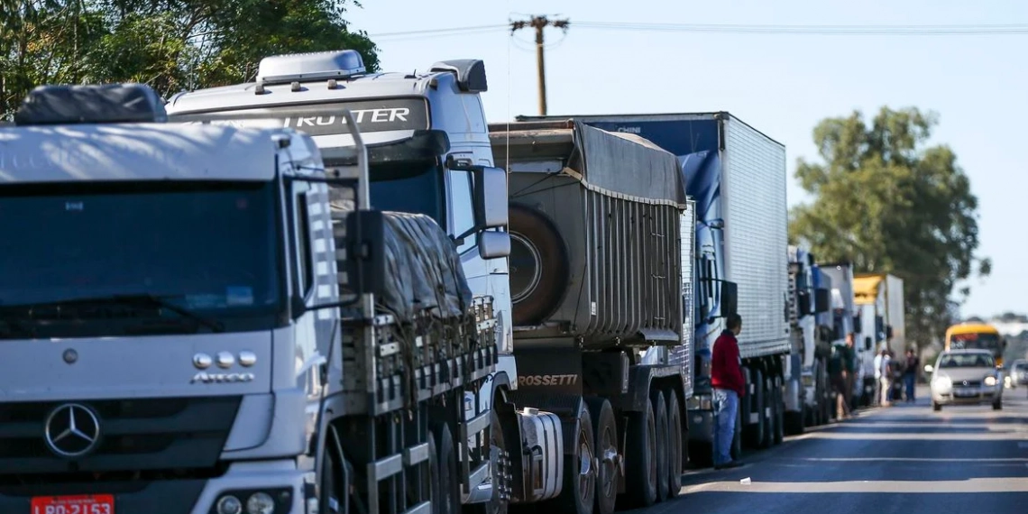 São Paulo tem situação mais crítica para combustíveis. Na imagem, caminhoneiros fazem protesto contra a alta no preço dos combustíveis na BR-040, próximo a Brasília (Foto: Marcelo Camargo/Agência Brasil)